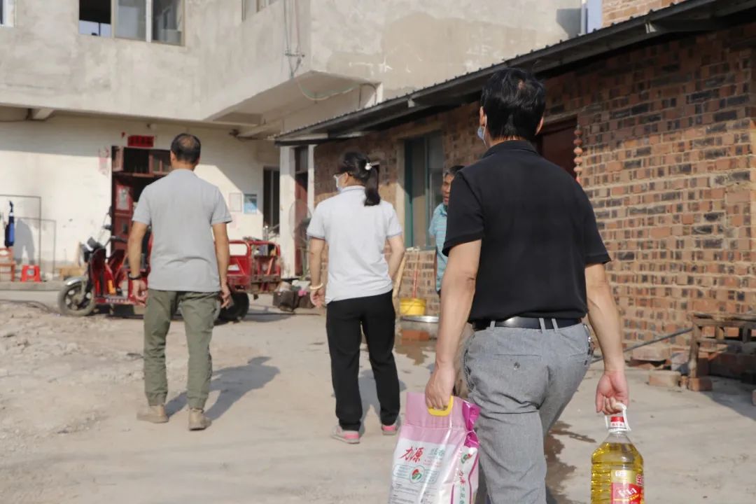 愛心幫(bang)扶顯真(zhen)情 情暖(nuan)鄉村促(cu)振興